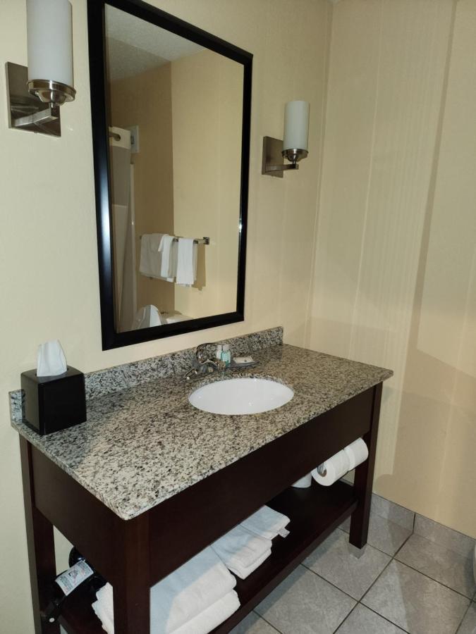 Quality Inn&Suites Bellville - Mansfield Extérieur photo