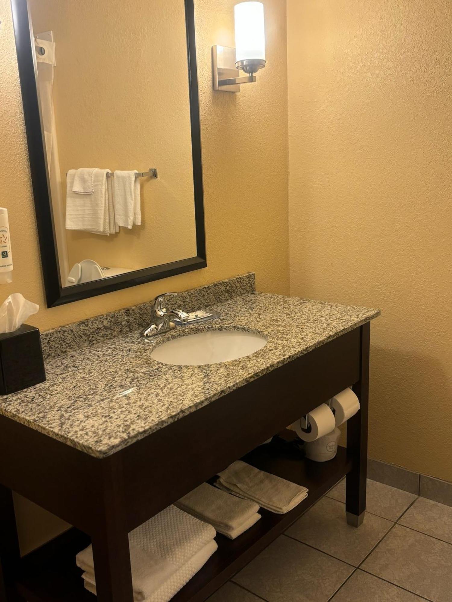 Quality Inn&Suites Bellville - Mansfield Extérieur photo